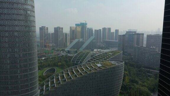 白天飞行飞越成都市区著名的金融中心空中全景4k中国