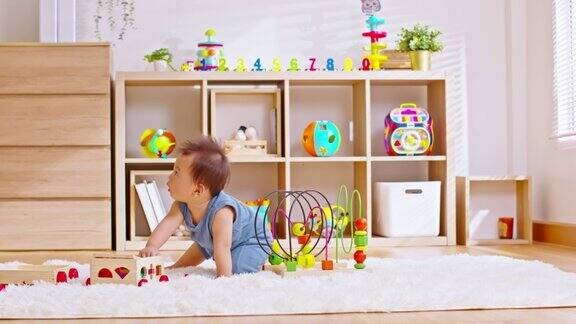 可爱的亚洲宝宝在家玩益智玩具学习和发展技能可爱活泼的宝宝在幼儿园玩玩具婴儿概念的发展技能