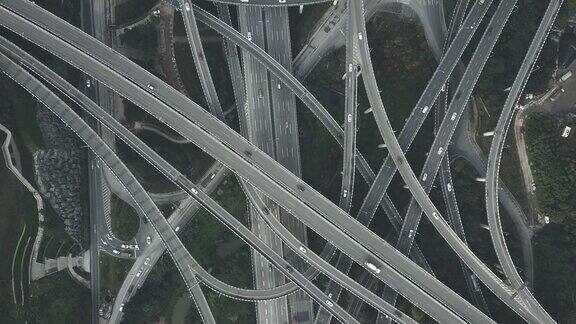 复杂的立交桥和繁忙的交通