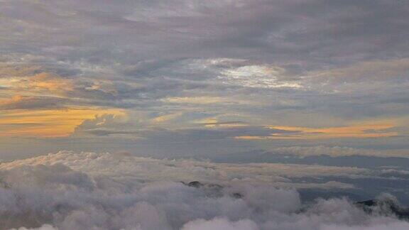 斯里兰卡旅游目的地亚当峰山顶的日出云和天空全景