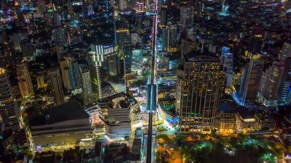 曼谷城市夜间的超光速鸟瞰图