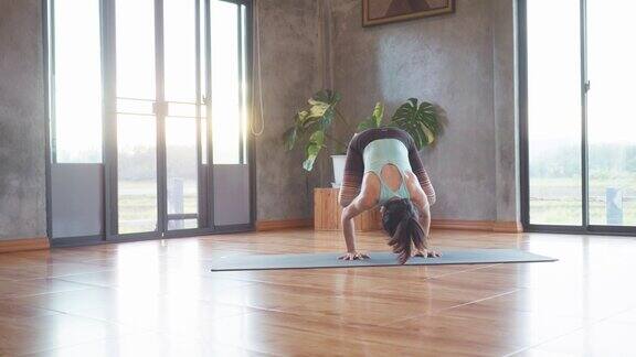 东南亚人练习瑜伽在家健身