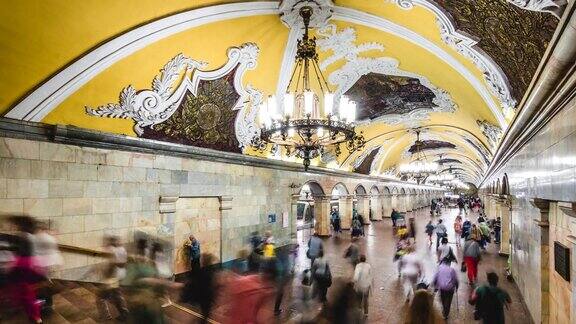 莫斯科地铁的时间间隔图展示了俄罗斯莫斯科高峰期繁忙的地铁站里的人们