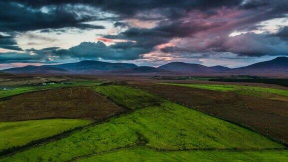爱尔兰忧郁的夕阳下绿色田野的航拍