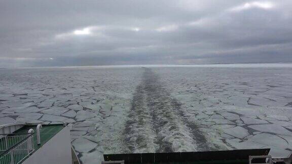 冰冷的海面上一艘船的灰水