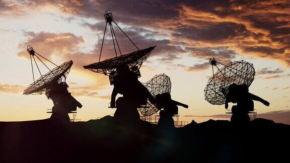 大型射电望远镜在彩色日落天空下接收信息用于屏幕保护程序