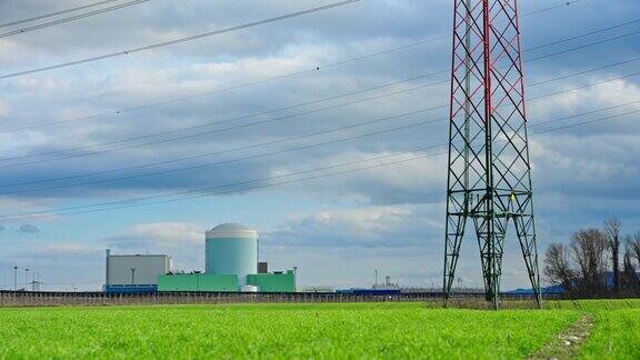 低角度拍摄的核电站前景可以看到一个电力塔