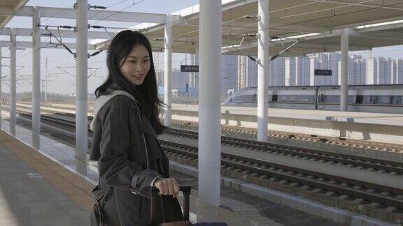 亚洲女孩在火车站等火车