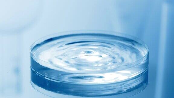 水滴落入皮氏培养皿液体产生涟漪