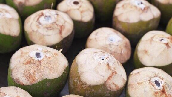 近距离拍摄了许多绿色的椰子水为热带派对活动新鲜天然健康果汁