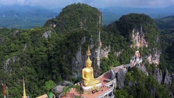 鸟瞰图虎洞寺佛山顶与蓝天WatThamSeua甲米泰国