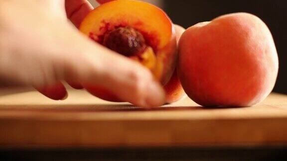 熟桃子放在木板上