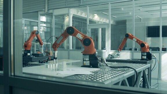 机械臂在机器人实验室里完成任务