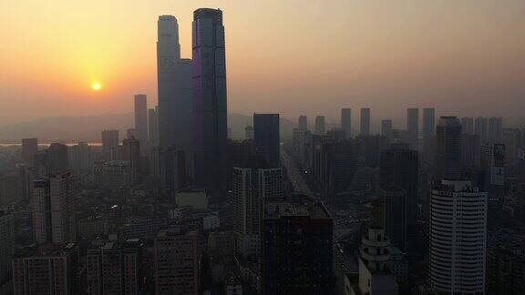 日落天空飞行在长沙市市中心交通街道空中全景4k中国
