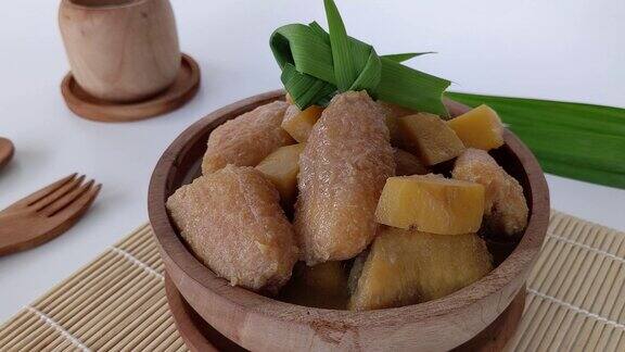 Kolakpisang是印尼流行的斋月破斋甜点由椰奶、香蕉和红薯制成