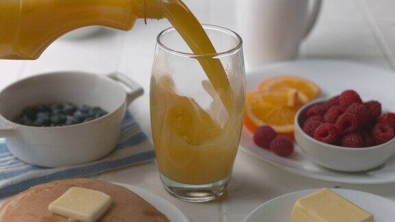 早餐时倒一杯橙汁