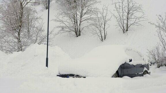 爱沙尼亚厚厚的积雪覆盖了黑色的汽车