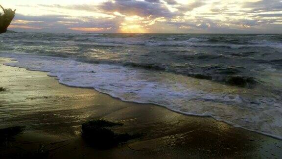 希腊暴风雨海面上的日落