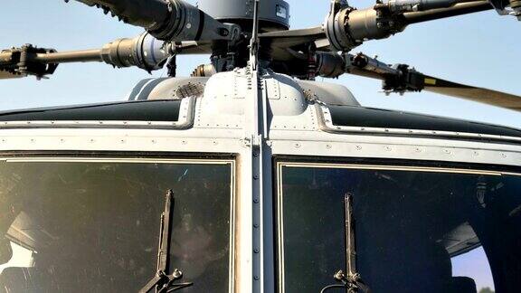 直升机的顶部螺旋桨和玻璃窗
