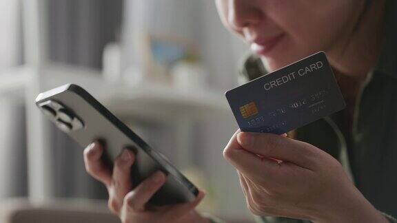 女性用信用卡用智能手机购物