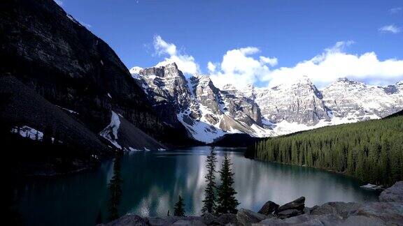加拿大班夫国家公园的冰碛湖