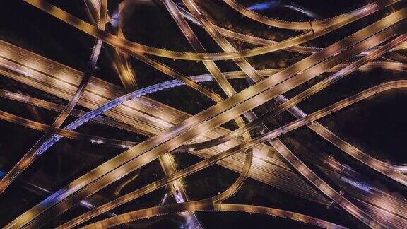 高架桥的空中鸟瞰图和繁忙的交通在夜间
