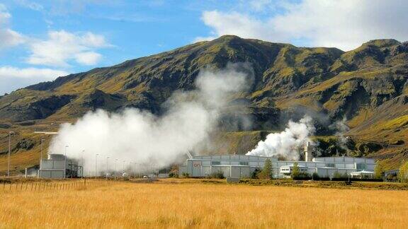 从野外观察冰岛一座大山附近的地热发电站