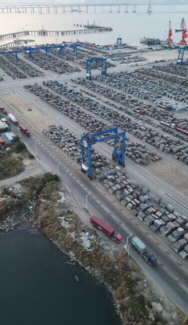 海港商业码头的高角度视图