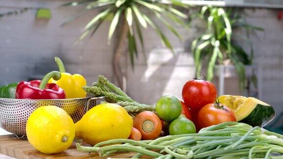 户外厨房里有水果和蔬菜