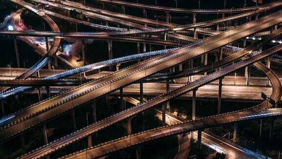 复杂的立交桥和繁忙的交通在夜间鸟瞰图