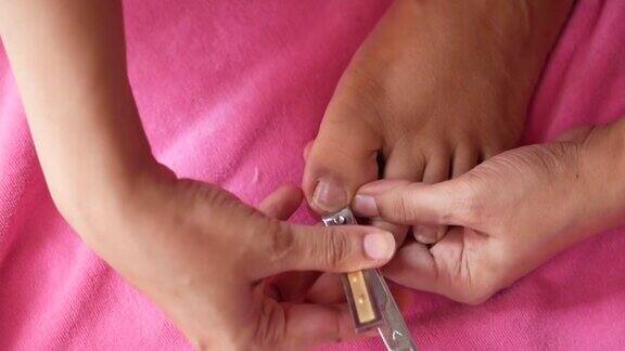 年轻女性剪指甲
