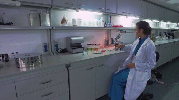 女科学家在化学实验室使用实验室显微镜