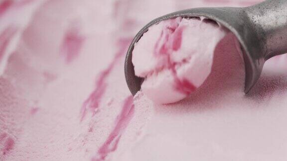 用手舀冰淇淋草莓肉