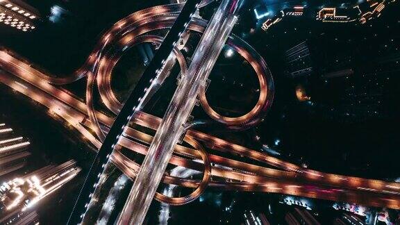 复杂立交桥及夜间交通繁忙的天桥鸟瞰图