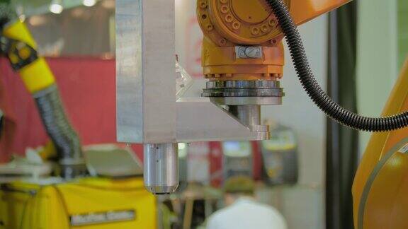 橙色工业机械臂机械手演示工作过程
