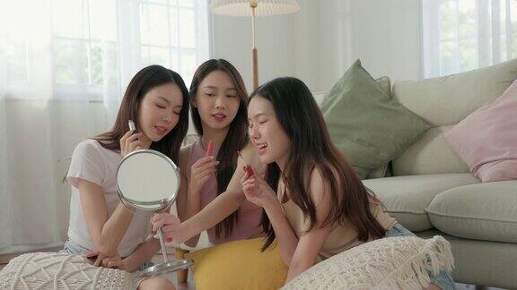年轻的亚洲女性在家里交流口红的经验