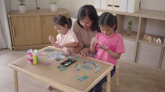 周末儿童艺术活动在家欣赏水彩画