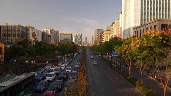 日落时分杭州市区交通街道市中心全景步行桥慢镜头4k中国