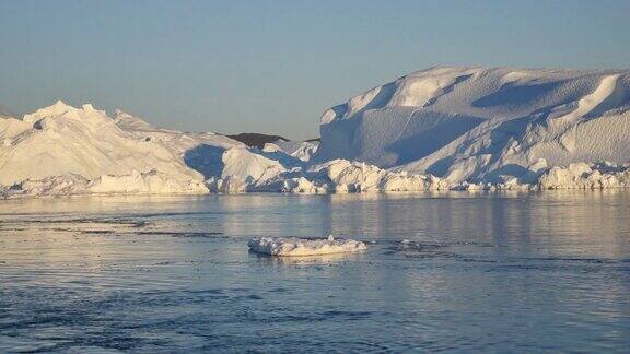 午夜在格陵兰岛的船上看到鲸鱼