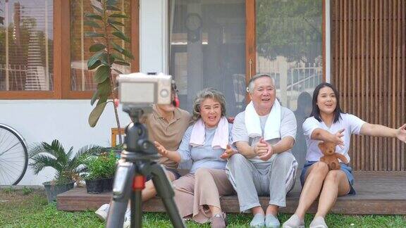 4K多代亚洲家庭摄影在家里一起
