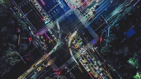 无人机夜间城市街道十字路口的视角