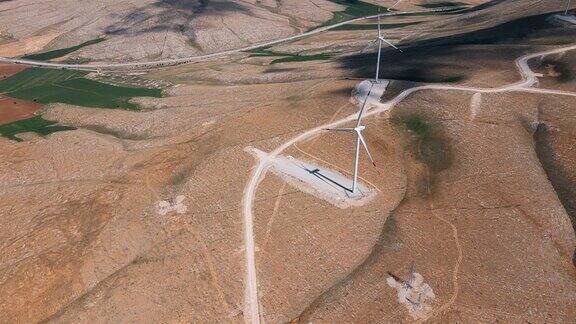 利用风力涡轮机可持续地发电飞越山上的风力发电厂