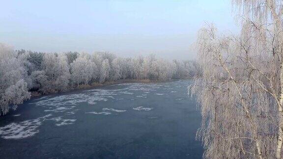 这是一架无人机在波兰拍摄的冬季背景上面是白雪覆盖的森林和湖泊