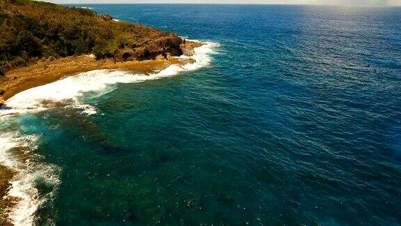 悬崖和波浪的鸟瞰图菲律宾Siargao