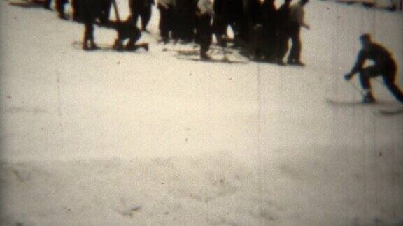 1939年:勇敢的下坡滑雪者与观众一起急转弯