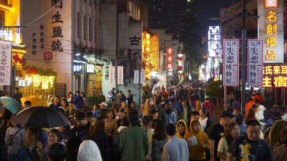 夜间照明长沙市区拥挤的步行街全景4k中国