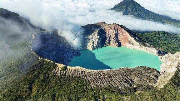 鸟瞰图的岩石悬崖在卡瓦伊真火山与绿松石硫磺湖水在日出印度尼西亚东爪哇令人惊叹的大雾自然景观自然景观背景