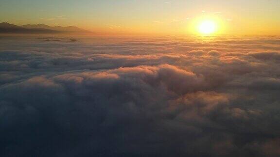 日出时飞越云层的航拍照片