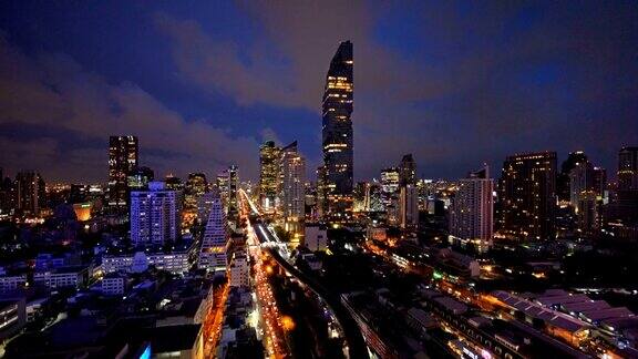 智能城市金融区和摩天大楼曼谷市中心地区夜间鸟瞰图泰国