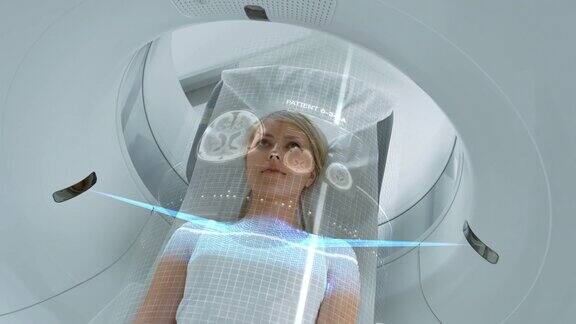 女病人躺在CT或PET或MRI扫描床上在扫描她的大脑和重要参数时在机器里移动AR概念与视觉效果在医学实验室与高科技设备